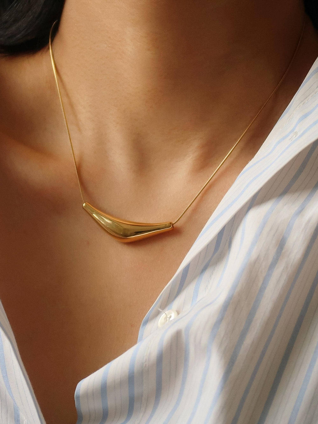 Cendre Curve Sweater Necklace